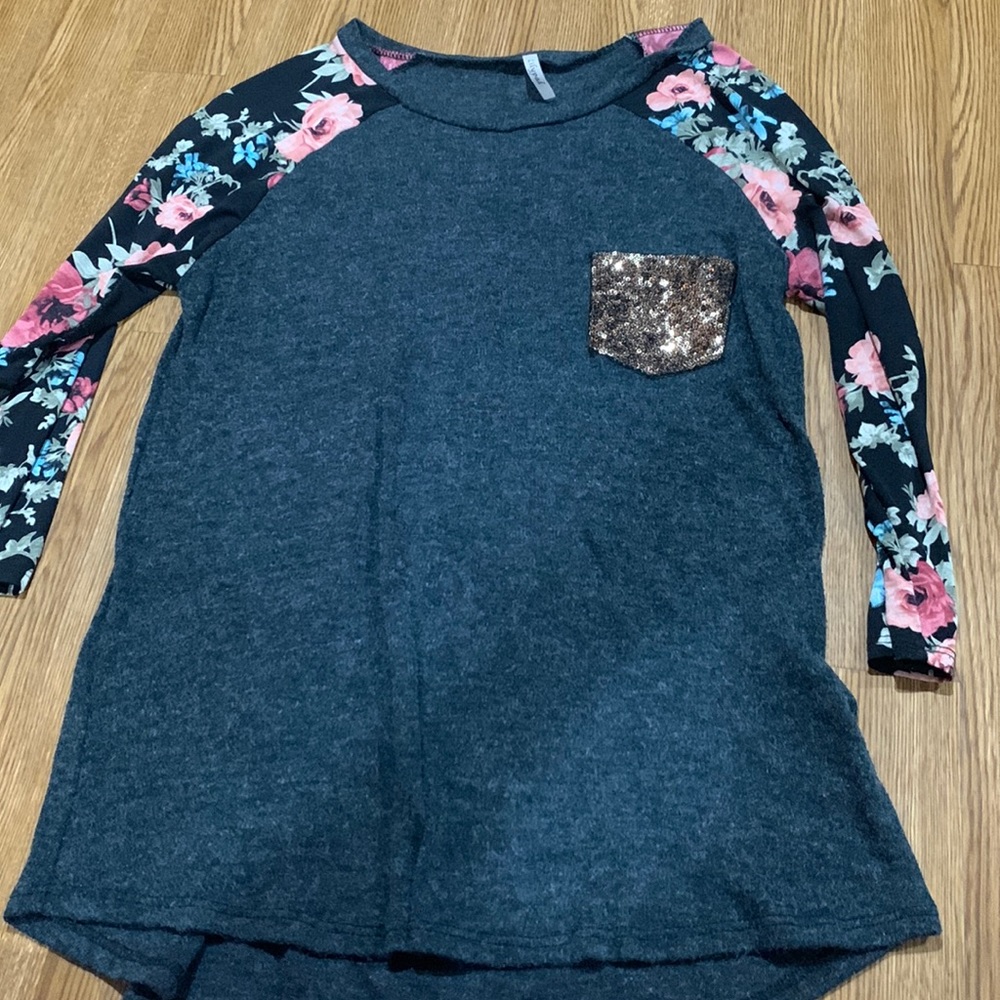 Top with rhinestone pocket and 3/4 sleeve